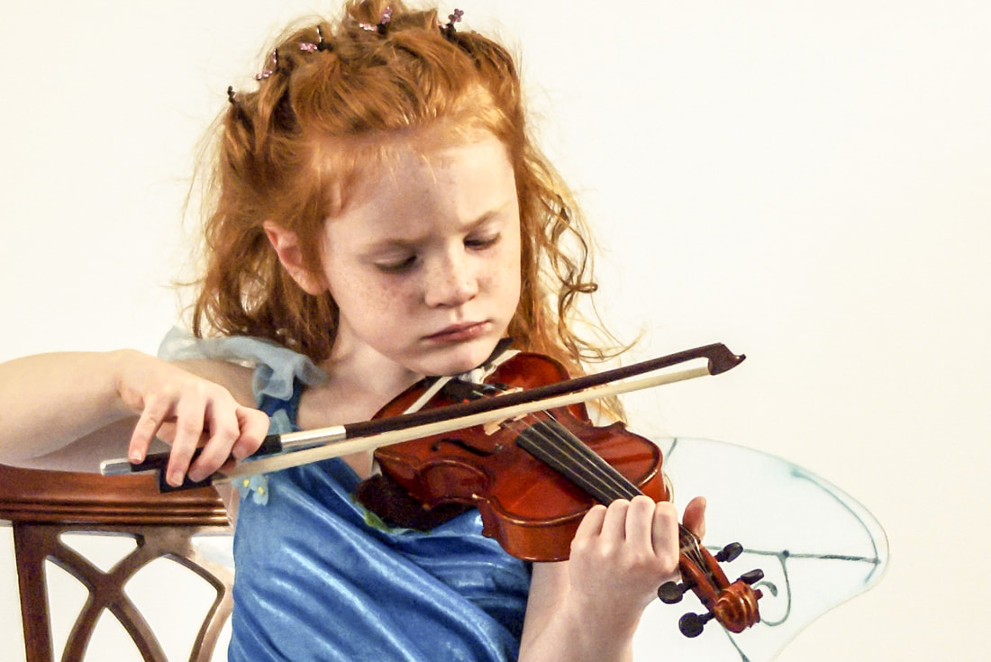 Hörgeschädigtes Mädchen spielt Geige